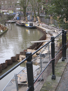 906091 Gezicht op de restauratie van de werven aan de westzijde van de Oudegracht te Utrecht, tussen de Vollersbrug en ...